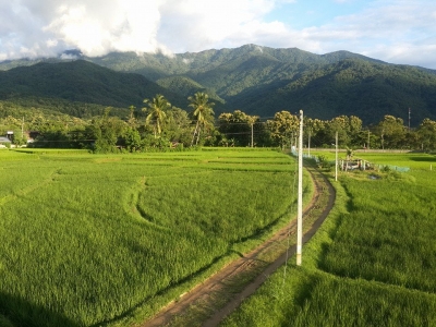 จากระเบียงบ้านพัก โรงเรียนชาวนา บ้านนาคำ คือ ดอยภูคา ที่ตั้งตะหง่าน สง่างามทุกเมื่อเชื่อวัน