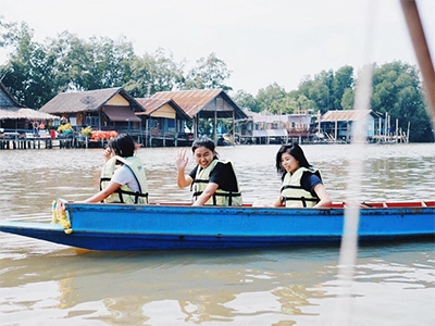 ภูษิตโฮมสเตย์ คลองโคน สมุทรสงคราม .. ห้องนอนบ้าน ๆ ติดแอร์ริมทะเล อาหารทะเล 3 มื้อ พร้อมกิจกรรมให้เลือก เช่น ปลูกป่าชายเลน หรือ นั่งเรือไหว้พระ
