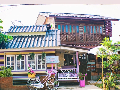 บ้านชมพู่ โฮมสเตย์ อัมพวา 班宗博民宿  泰国酒店