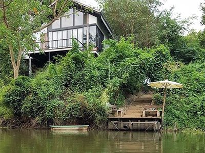 บ้านปลายน้ำ โฮมสเตย์ บ้านพักผ่อนที่อยู่ในสวนไม้ใบ บรรยากาศร่มรื่น มีครัวสำหรับทำอาหารเพื่อครอบครัว พร้อมเตาปิ้งย่าง