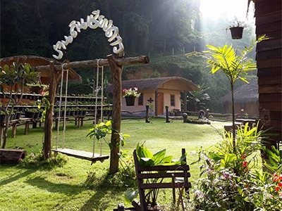 บ้านดินของเราสร้างขึ้นจากแรงบันดาลใจ ความชอบ และความรักในธรรมชาติ ตั้งอยู่ท่ามกลางธรรมชาติที่เต็มไปด้วยต้นไม้นานาพันธุ์ โอบล้อมด้วยภูเขาน้อยใหญ่สลับตัวเรียงรายกันอย่างลงตัว พร้อมสัมผัสความงามของดอยหลวงเชียงดาว