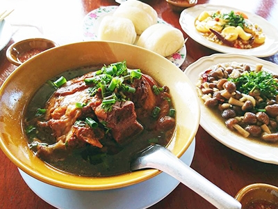 ร้านผาสุข ดอยผาตั้ง อาหารจีนยูนาน ขาหมู หมั่นโถว ผัดเห็ดหอมสด