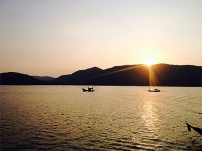 นอนฟังเสียงคลื่นซัดผ่าน รับประทานอาหารทะเลสดจากชาวเรือ ใช้ชีวิตแบบ สโลว์ไลฟ์