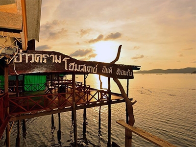 หมู่บ้านอ่าวคราม เป็นหมุ่บ้านชาวประมงเล็ก ๆ มีประชาชนประมาณ 20 หลังคาเรือน ส่วนมากจะประกอบอาชีพทำประมงชายฝั่งเล็ก ๆ การสัญจรไปมา จะใช้ทางเรือ หรือทางรถ ก็ได้ .. ที่พัก เรียบง่าย พร้อมอาหารพื้นถิ่น สด ๆ จากทะเลหน้าบ้าน ร่วมเรียนรู้วิถีชาวเล และกิจกรรมต่าง