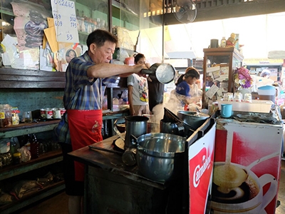 ร้านกาแฟท่าเรือส่ง ตลาดสามชุก